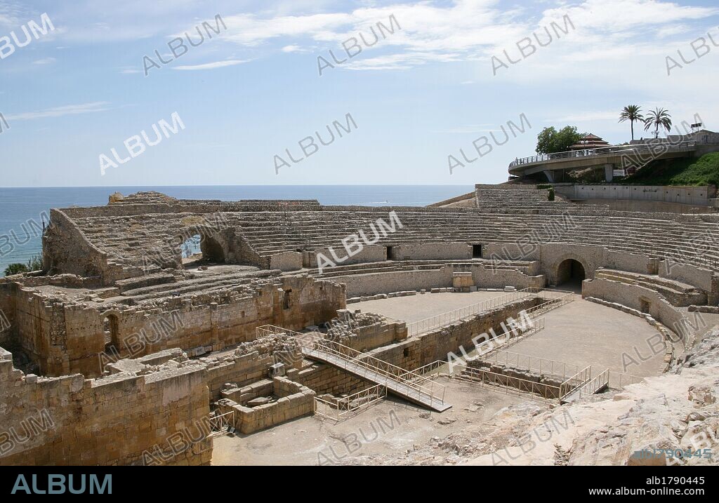ARTE ROMANO. ESPAÑA. ANFITEATRO ROMANO. S. II-III. Construcción de forma elíptica que presenta todos los elementos característicos de este tipo de construcción: arena, gradas y podium. Lugar donde San Fructuoso fue martirizado en el año 257. TARRAGONA. Cataluña. (PATRIMONIO HUMANIDAD) .