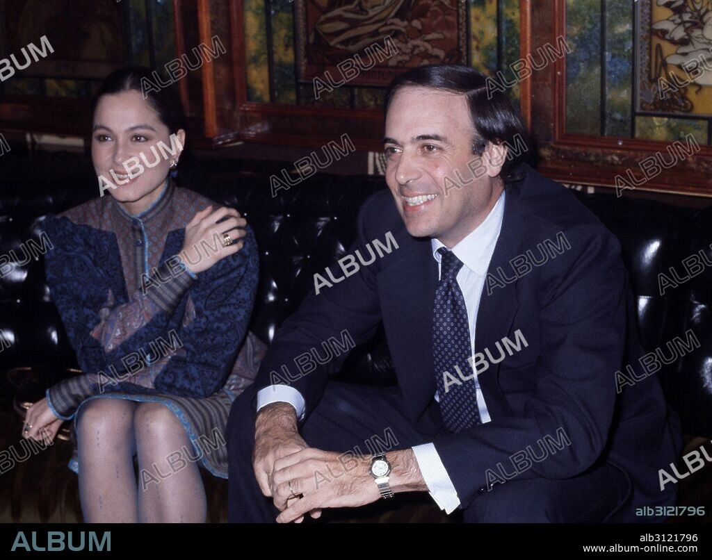 ISABEL PREYSLER CON EL MARQUES DE GRIÑON , CARLOS FALCO DURANTE UN ACTO PUBLICO.