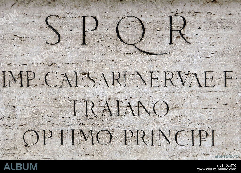 S. P. Q. R. (SENATUS POPULUS QUE ROMANUS). "EL SENADO Y EL PUEBLO DE ROMA". INSCRIPCION en el pedestal de la ESTATUA DEL EMPERADOR TRAJANO (53-117) en la VIA DEL FORO IMPERIAL. ROMA. Italia.