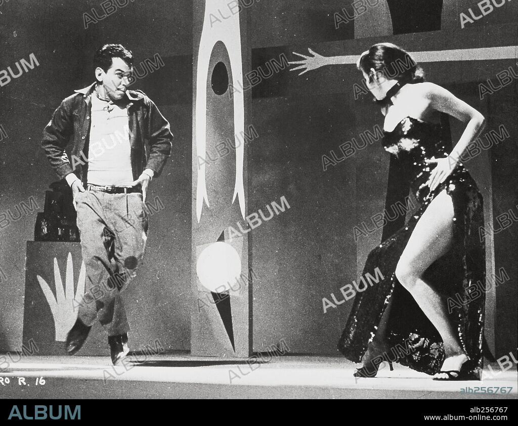 CANTINFLAS y ELAINE BRUCE en EL BOLERO DE RAQUEL, 1957, dirigida por MIGUEL M. DELGADO. Copyright POSA FILMS, S.A.