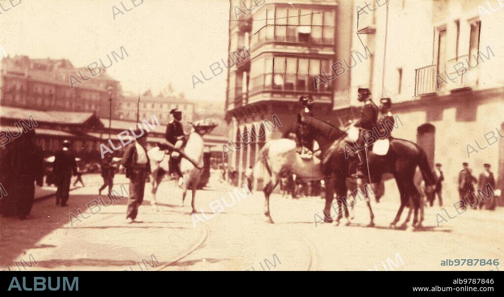 1906. La guardia civil Patrullando en la plaza del Mercado.Huelga en Bilbao. -Foto:J. Hernando.