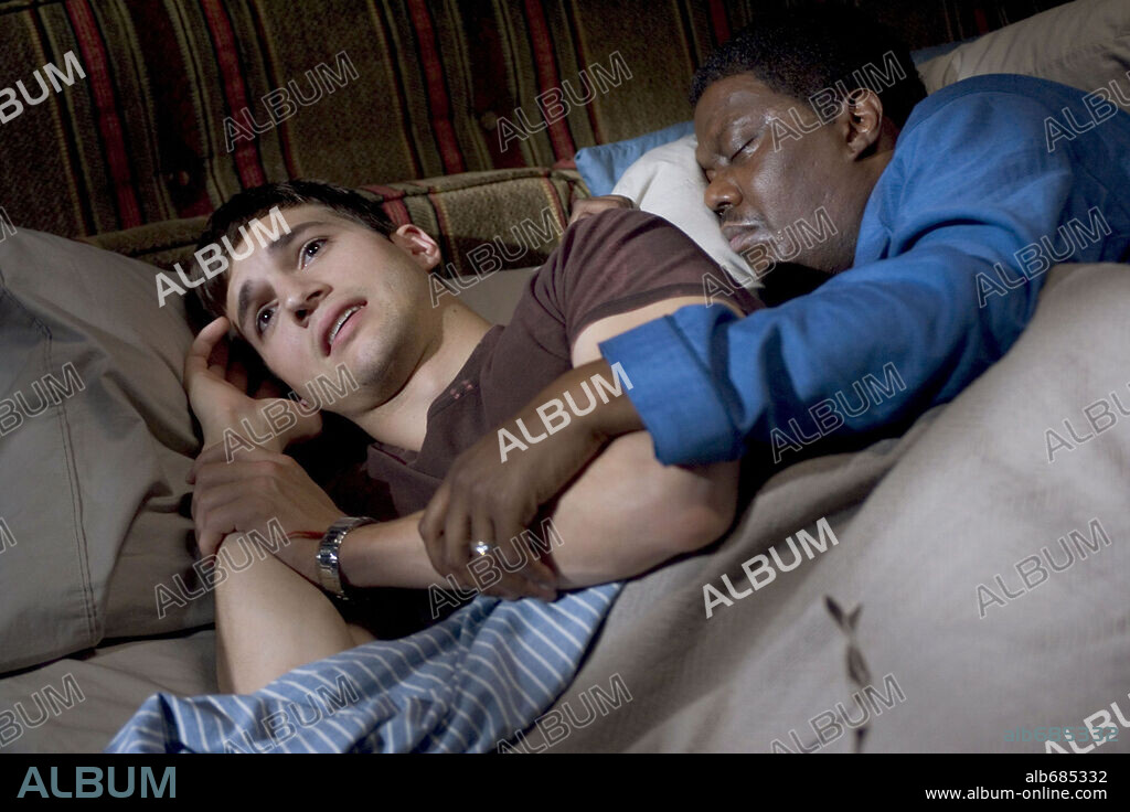 ASHTON KUTCHER und BERNIE MAC in GUESS WHO?, 2005, unter der Regie von KEVIN RODNEY SULLIVAN. Copyright COLUMBIA PICTURES / BARIUS, CLAUDETTE.