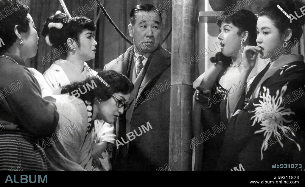 AIKO MIMASU y machiko kyo en LA CALLE DE LA VERGUENZA, 1956 (AKASEN CHITAI), dirigida por KENJI MIZOGUCHI. Copyright DAIEI FILMS.
