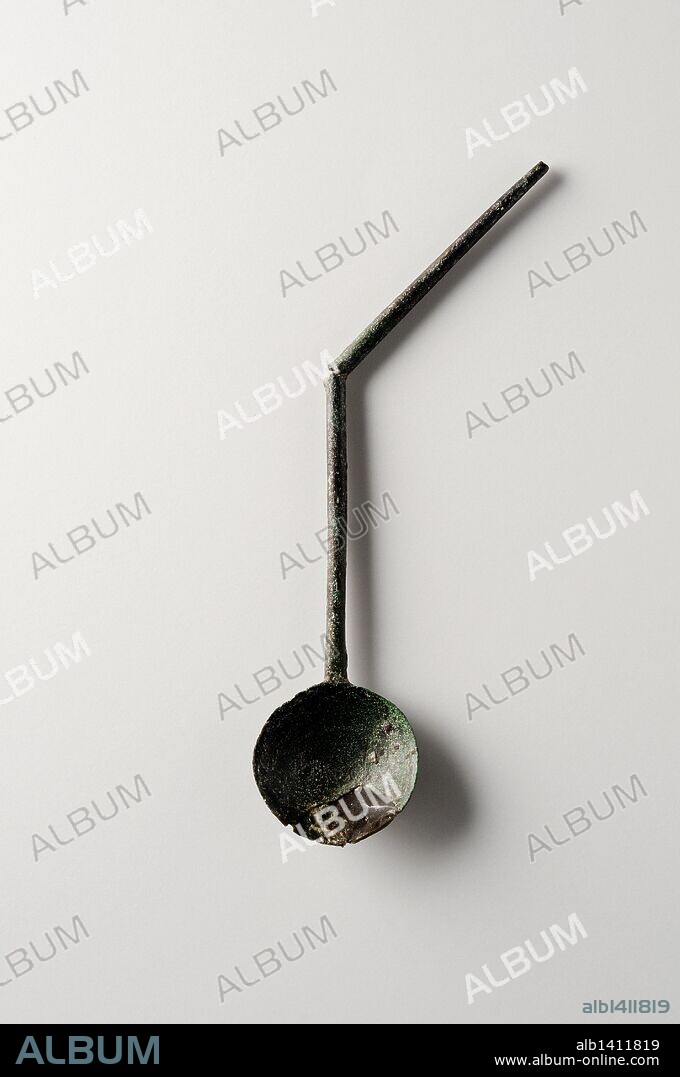 Cucharilla de bronce (cochlear) de un centilitro de capacidad utilizada para comer mariscos, caracoles y huevos con vástago puntiagudo doblado . Largo 9, 6 cm Ancho 2, 4 cm Grosor 0, 4 cm Peso 4, 9 gr ( Siglo I - III dc )- Epoca romana , procedente del Yacimiento arqueológico de Complutum en Alcalá de Henares ( Madrid ). ESPAÑA.