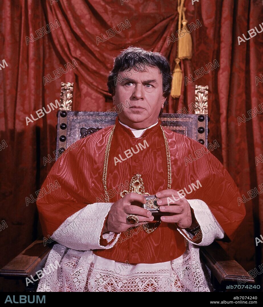 GINO CERVI  ACTOR ITALIANO REPRESENTANDO AL CARDENAL LAMBERTINI.