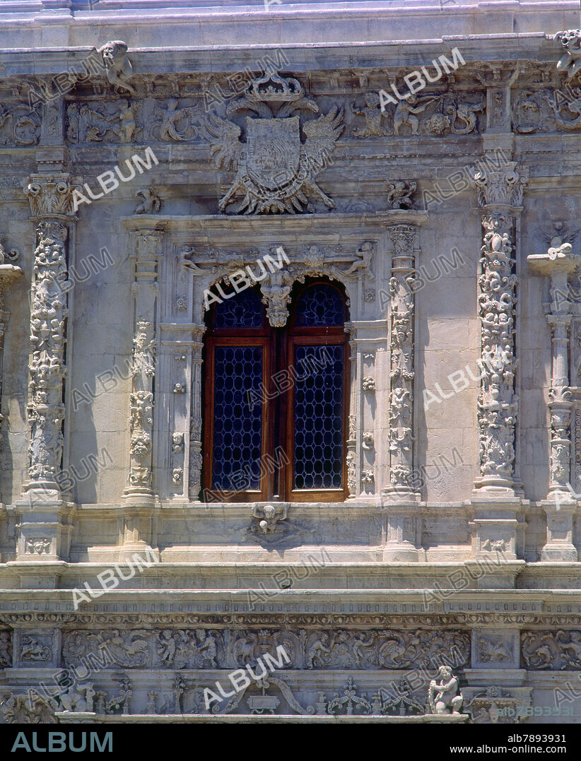 DIEGO DE RIAÑO (1495-1534). DETALLE DE UNA VENTANA DE LA FACHADA QUE DA A LA PLAZA DE SAN FRANCISCO-ESTILO PLATERESCO - S XVI.