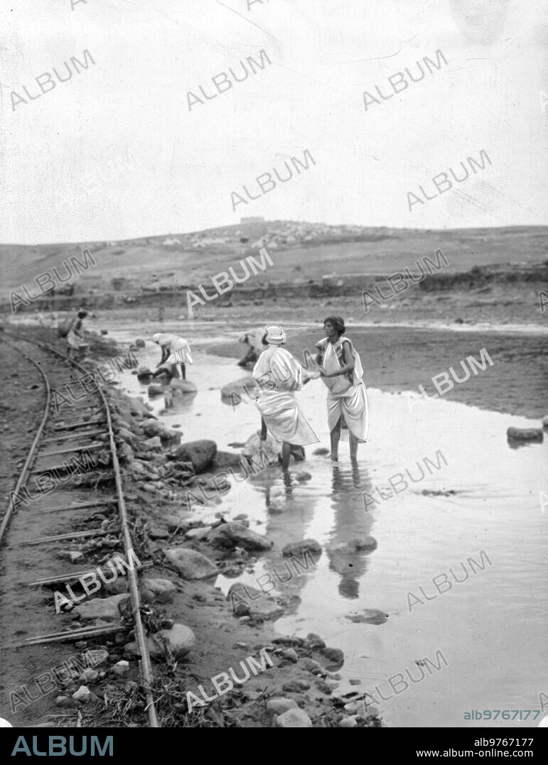 Noviembre 1909. Las Rifeñas en río de Oro. Grupo de Mujeres Rifeñas Lavando ropa en río de Oro, junto A la vía Férrea.