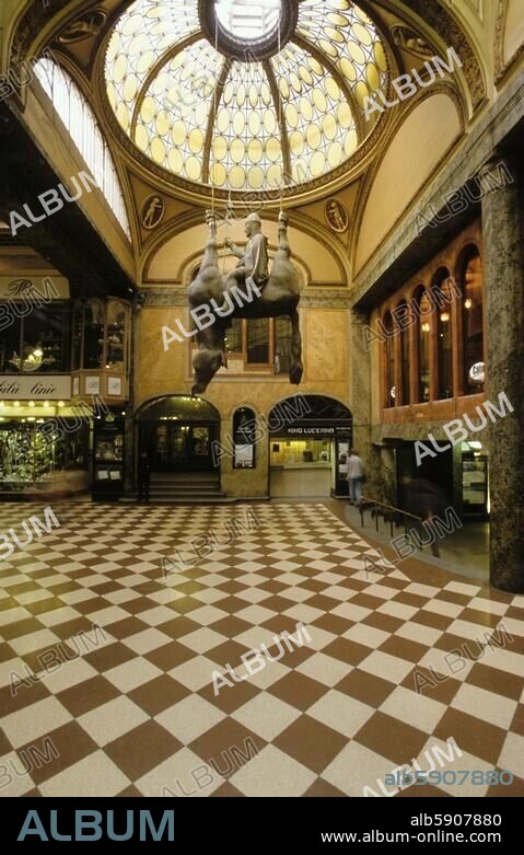 Prag - Praha (Tschechien), Laternen-Passage - Lucerna Passage auch Palais Lucerna (erbaut 1907-21; Vácslav Havel u. Stanislav Bechyne). Innenansicht. Foto, undat.