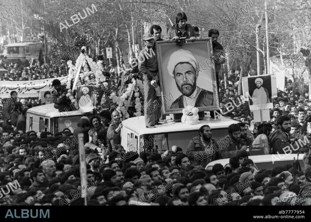 Beerdigung des Theologen und politischen Aktivisten Mohammed Mofatteh (1928-1979), der sich gegen den Schah eingesetzt und die Islamische Revolution unterstützt hatte. Er wurde mit seinen beiden Leibwächtern vor der theologischen Fakultät der Universität Teheran von Mitgliedern der islamistischen antiklerikalen Gruppe Forqan ermordet. Trauerzug der Demonstranten, die Porträts von Mohammed Mofatteh und Ayatollah Khomeini tragen. Foto, 19.12.1979.