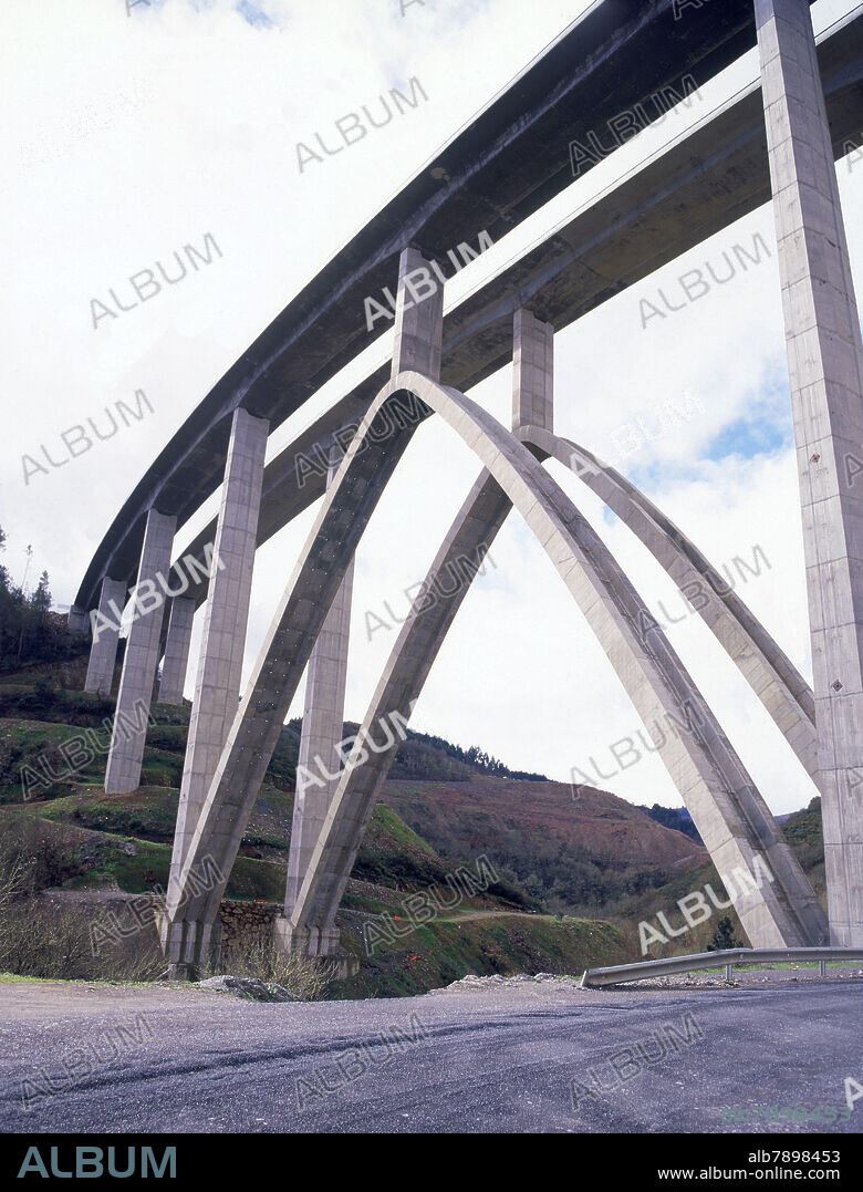 PUENTE DE HORMIGON SOBRE EL RIO NAVIA - AUTOVIA NUEVA - NACIONAL VI.