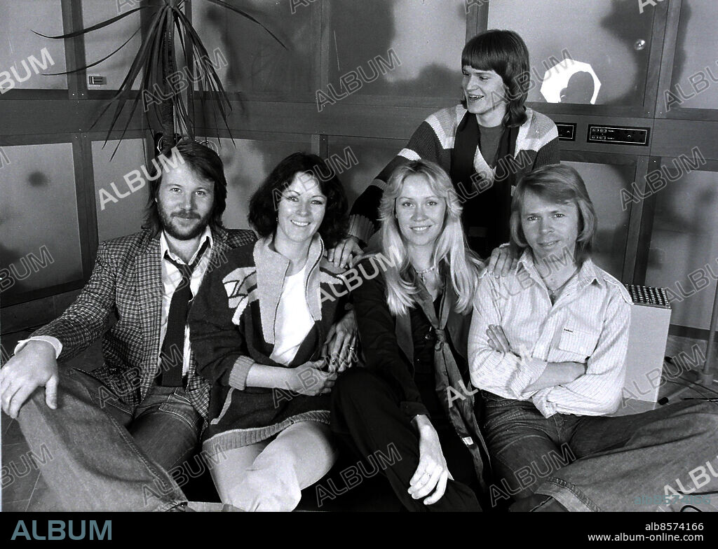 STOCKHOLM 1979-03-20. Ted Gärdestad (bakre ledet) med ABBA-medlemmarna Benny Andersson, Anni-Frid Lyngstad, Agnetha Fältskog samt Björn Ulvaeus i Polarstudion. Ted ska nu åka till Eurovision Song Festival med sin nya låt "Sattelit". Foto: Per Kagrell / EXP / TT / kod 26. ** AFTONBLADET OUT **.