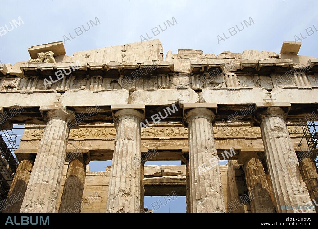 ARTE GRIEGO. GRECIA. PARTENON (447-438 a. C). Templo dórico de mármol pentélico, construido bajo la dirección de los arquitectos ICTINO y CALICRATES, y ornado con esculturas de Fidias. COLUMNAS DORICAS sustentando el ARQUITRABE liso con el FRISO decorado con METOPAS Y TRIGLIFOS. ATENAS.