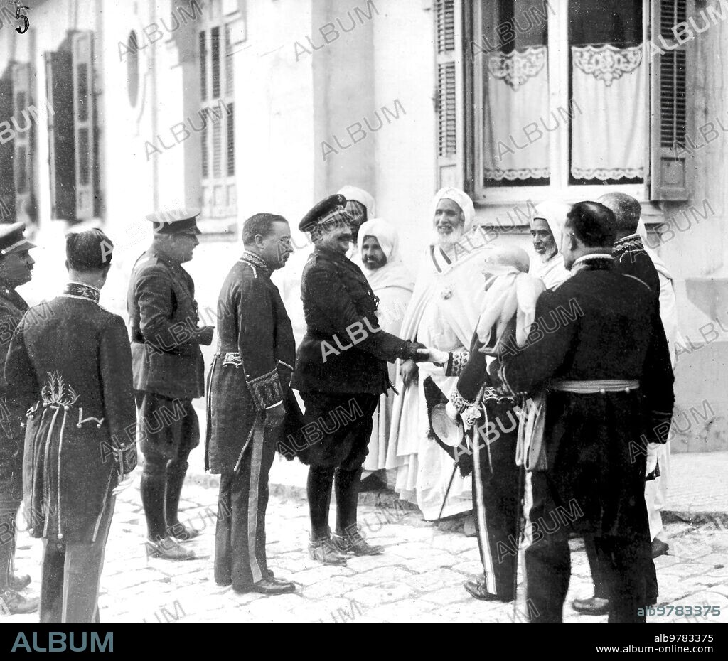 La política y la campaña de Marruecos en el año 1922. 5.- el general Burguete (X), recién nombrado comisario superior Saludando A las Autoridades de tetuán.