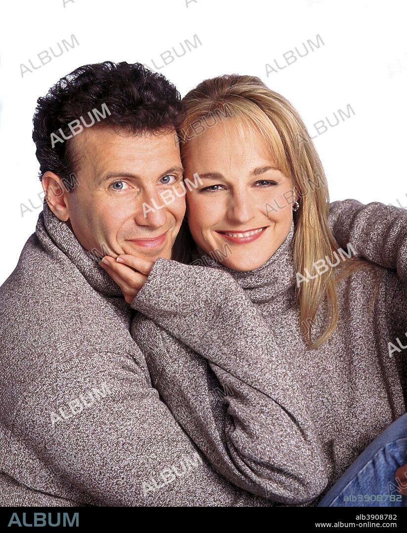 HELEN HUNT and PAUL REISER in MAD ABOUT YOU, 1992, directed by BARNET KELLMAN, DAVID STEINBERG, MICHAEL LEMBECK and THOMAS SCHLAMME. Copyright TRI STAR TELEVISION.