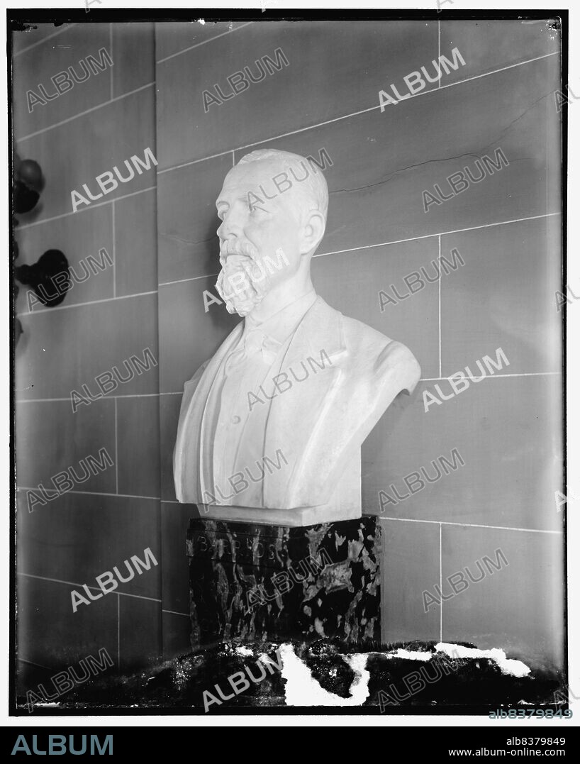 HARRIS & EWING. Sculpture of Barrios, presented by Guatemala, between 1910 and 1920. Bust of Guatemalan president Justo Rufino Barrios in the Pan American Union Building, headquarters for the Organization of American States, Washington, D.C.