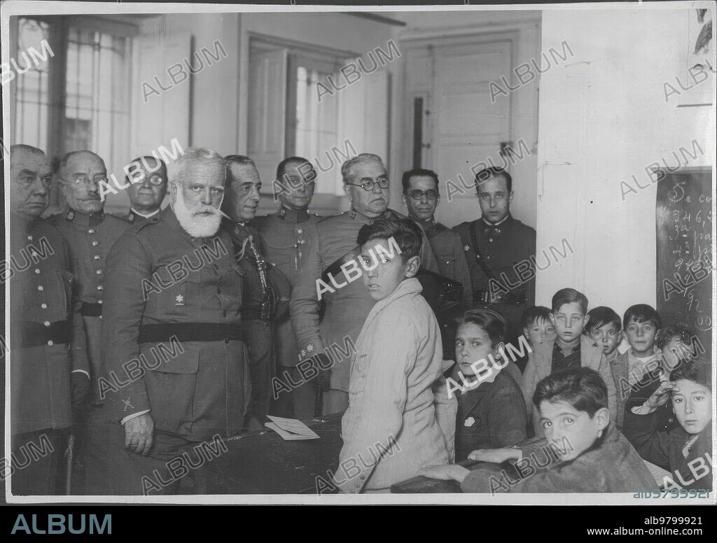 1932. El nuevo director de la guardia civil Visitando el colegio de Huérfanos de la Benemérita, acompañado por los Jefes del cuerpo.