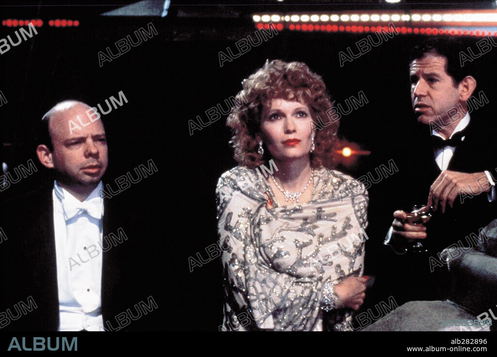 MIA FARROW and TONY ROBERTS in RADIO DAYS, 1987, directed by WOODY ALLEN. Copyright ORION PICTURES.