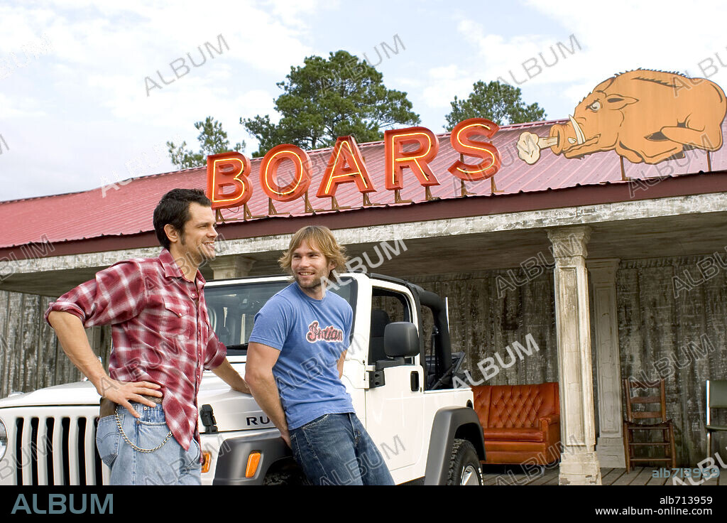 JOHNNY KNOXVILLE and SEANN WILLIAM SCOTT in THE DUKES OF HAZZARD, 2005, directed by JAY CHANDRASEKHAR. Copyright WARNER BROS. / EMERSON, SAM.