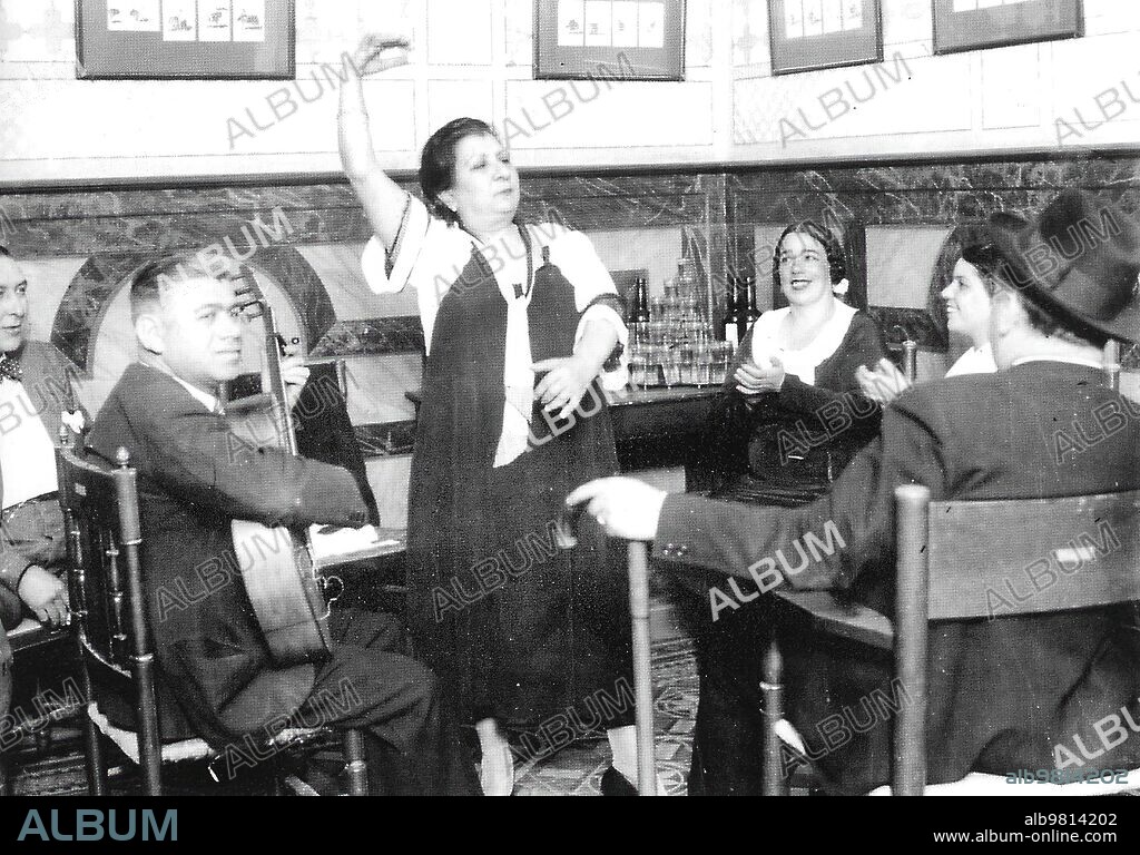 Juana la Macarrona Esboza un paso de baile en 1935 ante la cámara de Serrano.
