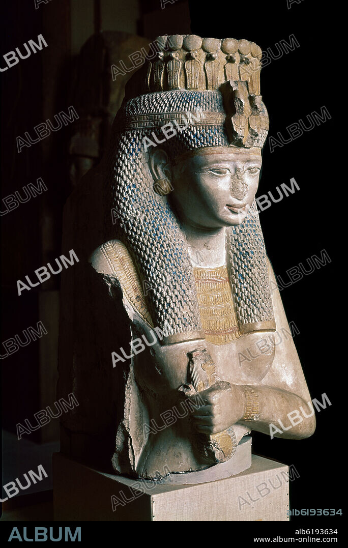 BUSTO DE UNA PRINCESA POSIBLEMENTE LA HIJA DE RAMSES II. PIEDRA CALIZA POLICROMADA. XIX DINASTIA. 73.