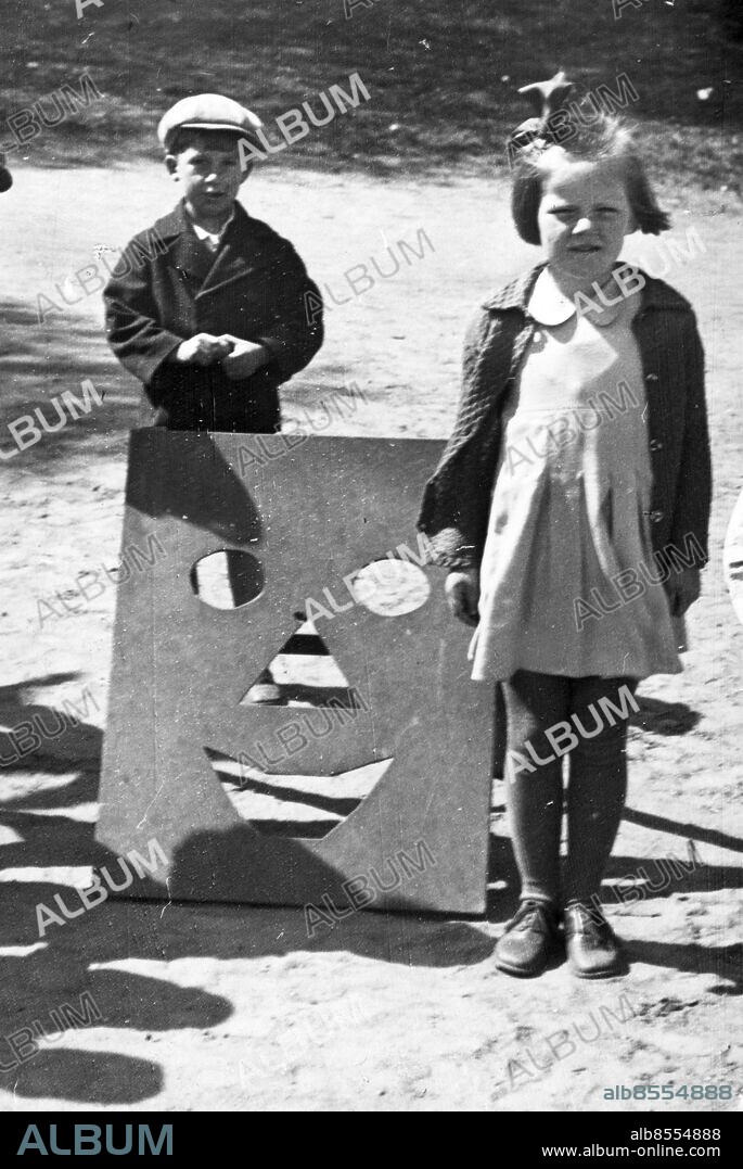 ARKIV 1940 . Gubbe i masonit i lekparken. Meningen är att man ska kasta en sandsäck genom hålen för öga, näsa, muni skivan. Högst poäng får man om man träffar ögat.. Foto: Pressens Bild / TT / Kod 194.
