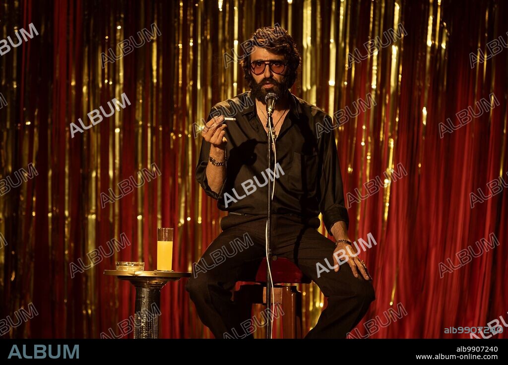 DAVID VERDAGUER in JOKES & CIGARETTES (SABEN AQUELL), directed by DAVID TRUEBA. Copyright Atresmedia Cine Atresmedia HBO Max Ikiru Films Institut Català de les Empreses Culturals (ICEC) Movistar+ Televisió de Catalunya (TV3) Terraza Films, La.