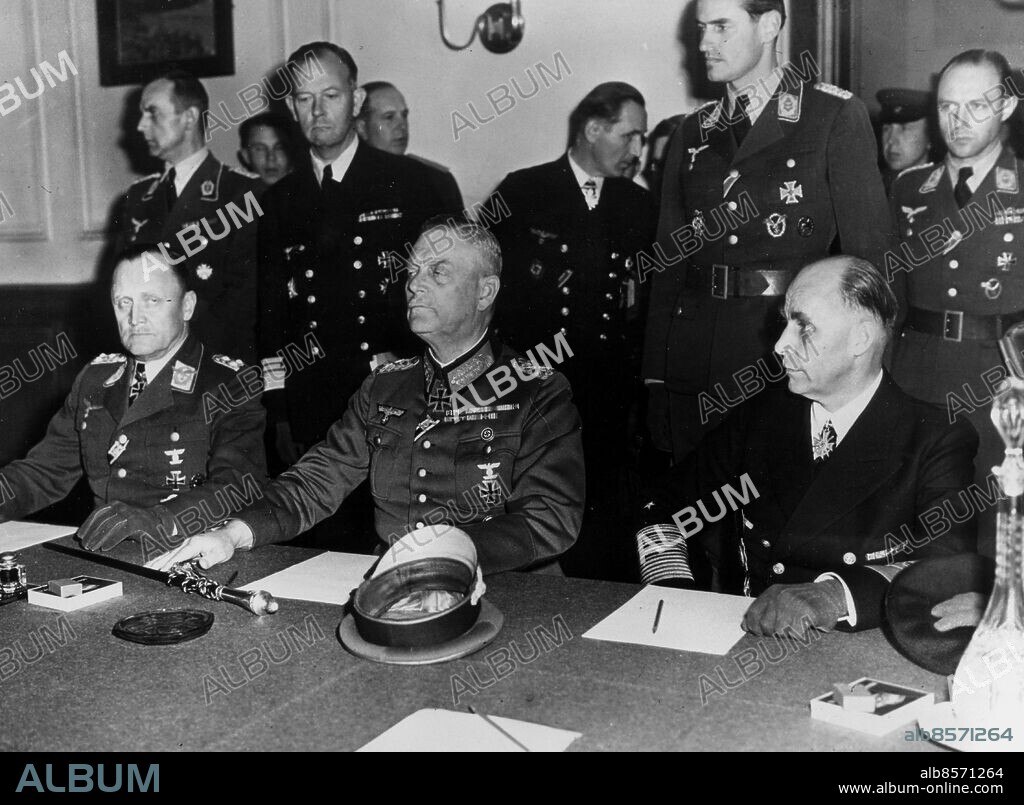 BERLIN 19450508. Generalfältmarskalk Wilhelm Keitel (i mitten ) skriver under den tyska kapitulationen i Karlshorst, utanför Berlin. Till vänster sitter generalöverste Hans-Jürgen Stumpff och till höger generalamiral Hans-Georg von Friedeburg. Foto: TT Kod: 194 COPYRIGHT SCANPIX SWEDEN.