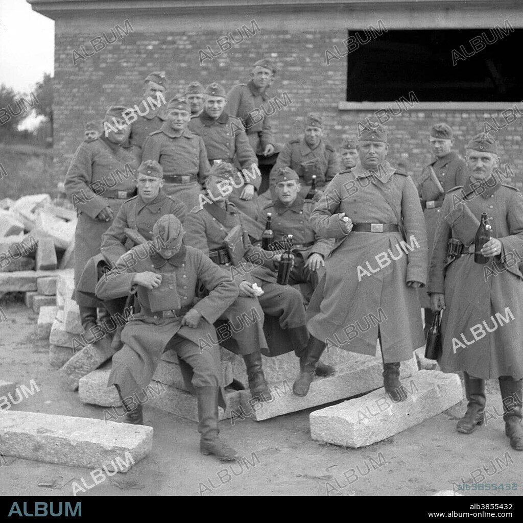 Approx. 1939,1941, training Wehrmacht, group photo of Wehrmacht soldiers, Ulm, Germany