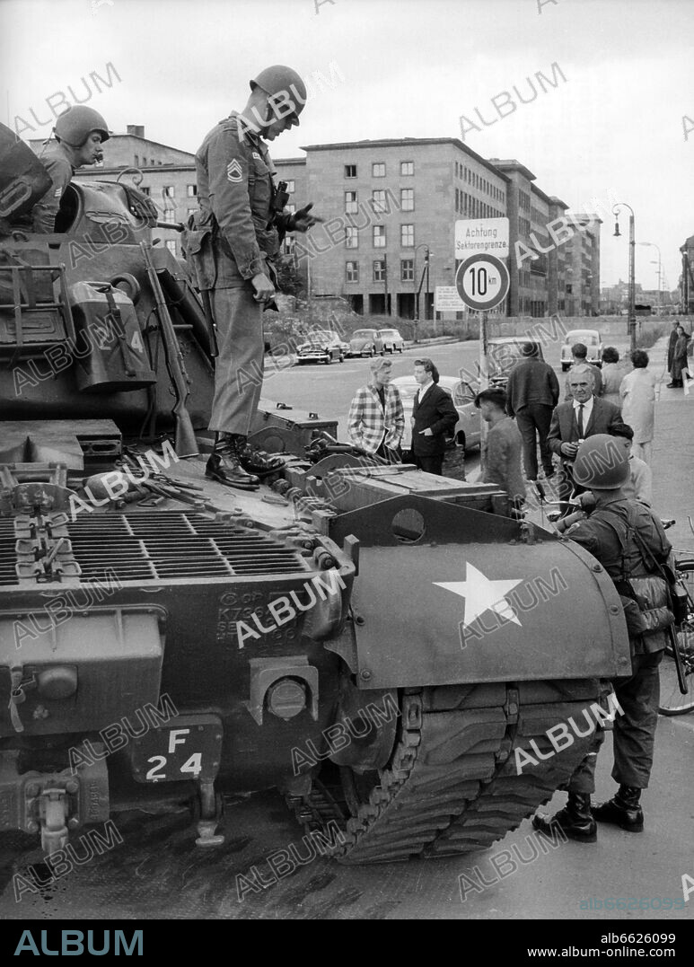 A heavy Patton tank of the US Army standing on Wilhelmstraße in West Berlin at the border to the eastern part of the city, on 23rd August 1961. In the background the Berlin Wall and the 'Haus der Ministerien' (house of ministries), the former Reich aeronautic ministry, at the corner of Wilhelm and Leipziger Straße. From 13th August 1961, the day of the building of the wall, until the fall of Berlin Wall on 9th November 1989 the Federal Republic of Germany and the GDR were split by the 'iron curtain' between west and east. 23/08/1961
