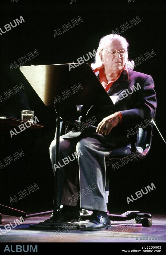 ALBERTI, RAFAEL. ESCRITOR ESPAÑOL. PUERTO DE SANTA MARIA 1902 - 1999. " A GALOPAR " , RECITAL DE POEMAS JUNTO A PACO IBAÑEZ. MADRID 1991.