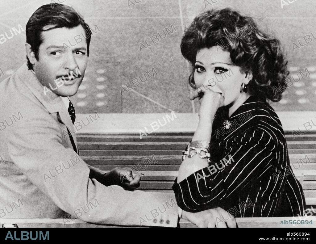 MARCELLO MASTROIANNI and SOPHIA LOREN in MARRIAGE ITALIAN STYLE, 1964 (MATRIMONIO ALL'ITALIANA), directed by VITTORIO DE SICA. Copyright COMPAGNIA CINEMATOGRAFICA CHAMPION.