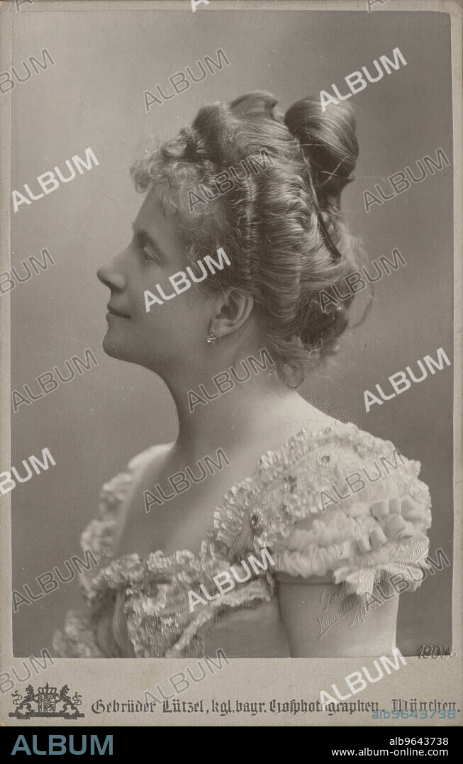 MUNICH PHOTO STUDIO GEBRüDER LüTZEL. Portrait of the opera singer Pauline Strauss de Ahna (1863-1950).
