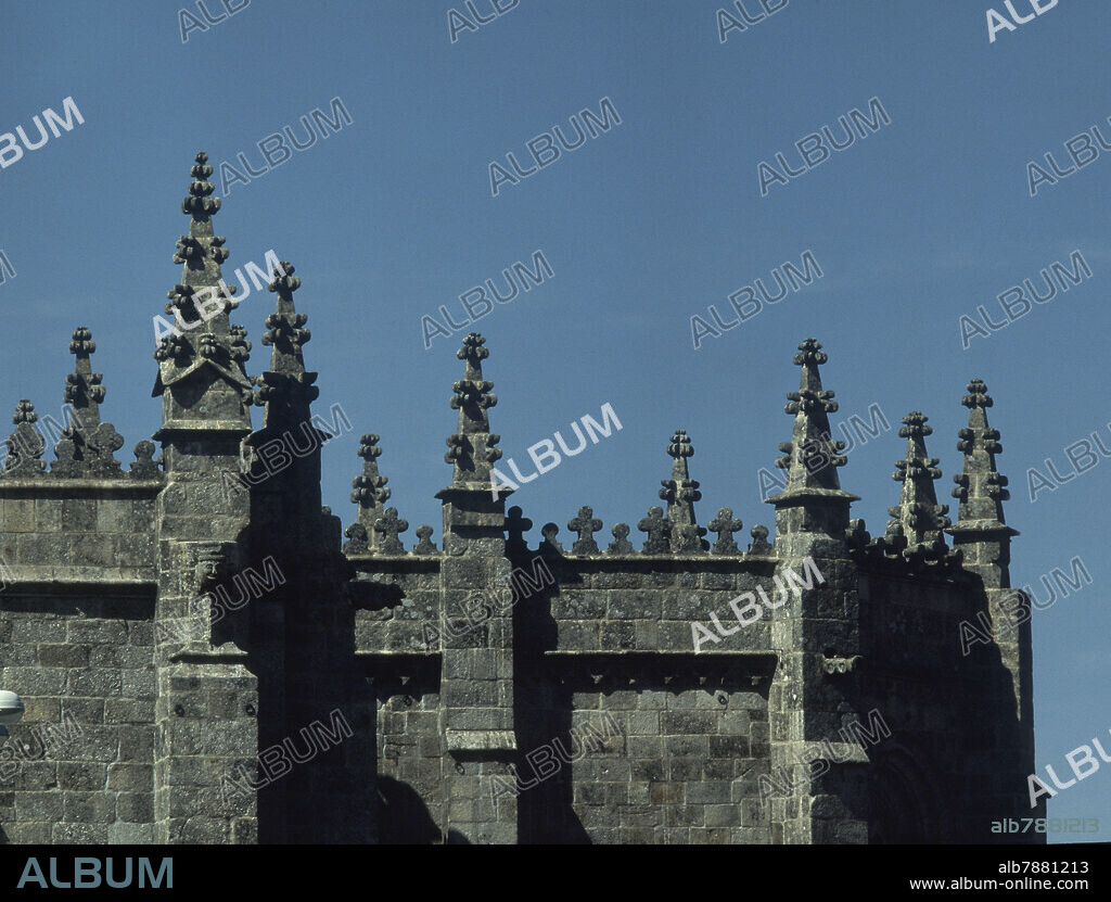 PINACULOS DE LA CATEDRAL GOTICA CON ACABADOS MANUELINOS - S XV/XVI.