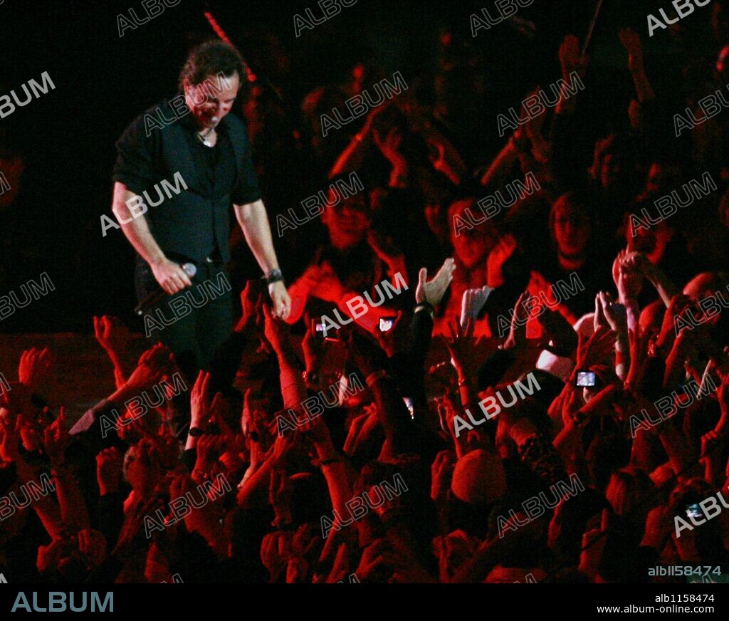 Feb 01, 2009 - Tampa, Florida, USA - BRUCE SPRINGSTEEN performs during the halftime show. Super Bowl XLIII NFL Championship game between the NFC Arizona Cardinals and the AFC Pittsburgh Steelers on February 1, 2009 at Raymond James Stadium. 01/02/2009
