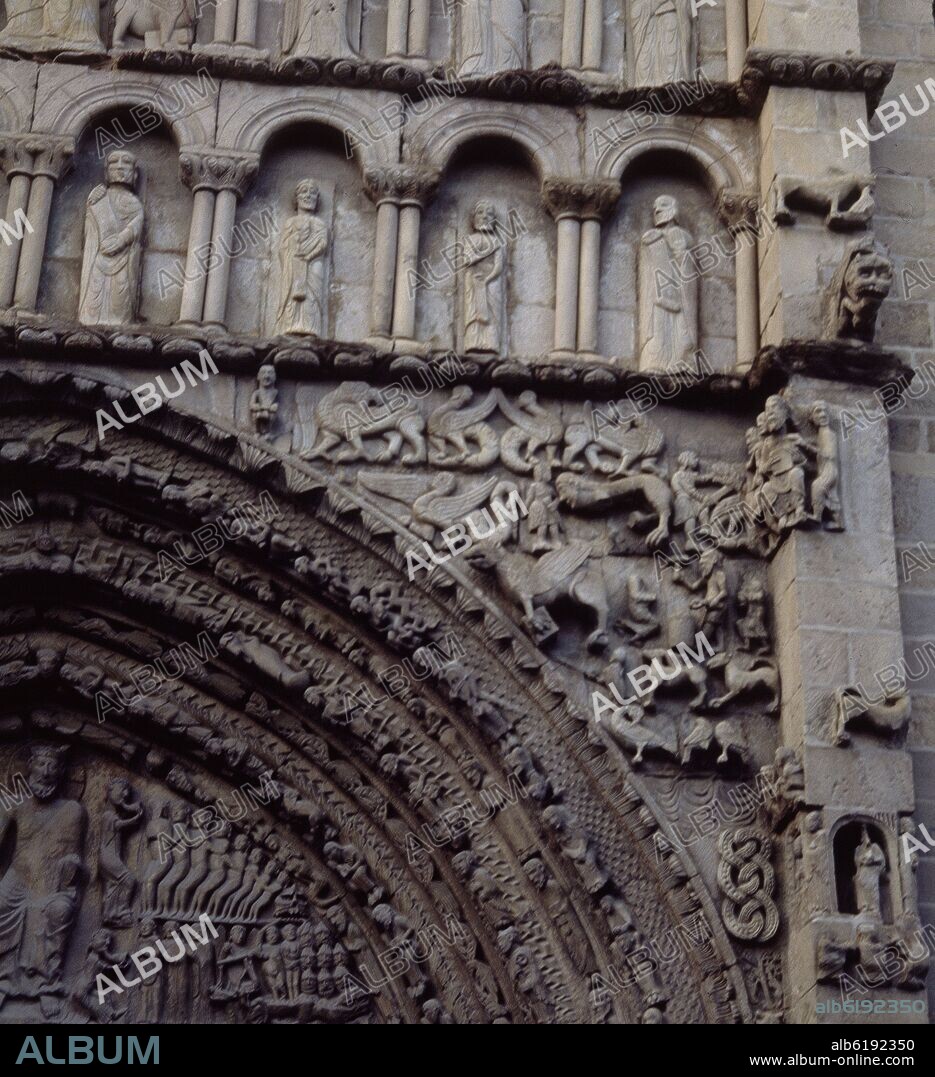 LEODEGARIUS (ESCULTOR SIGLO XII). DETALLE DE LA ENJUTA DE LA PORTADA DE LA IGLESIA DE SANTA MARIA LA REAL - SIGLO XII - FABULA ESPADA SIGFRIDO.