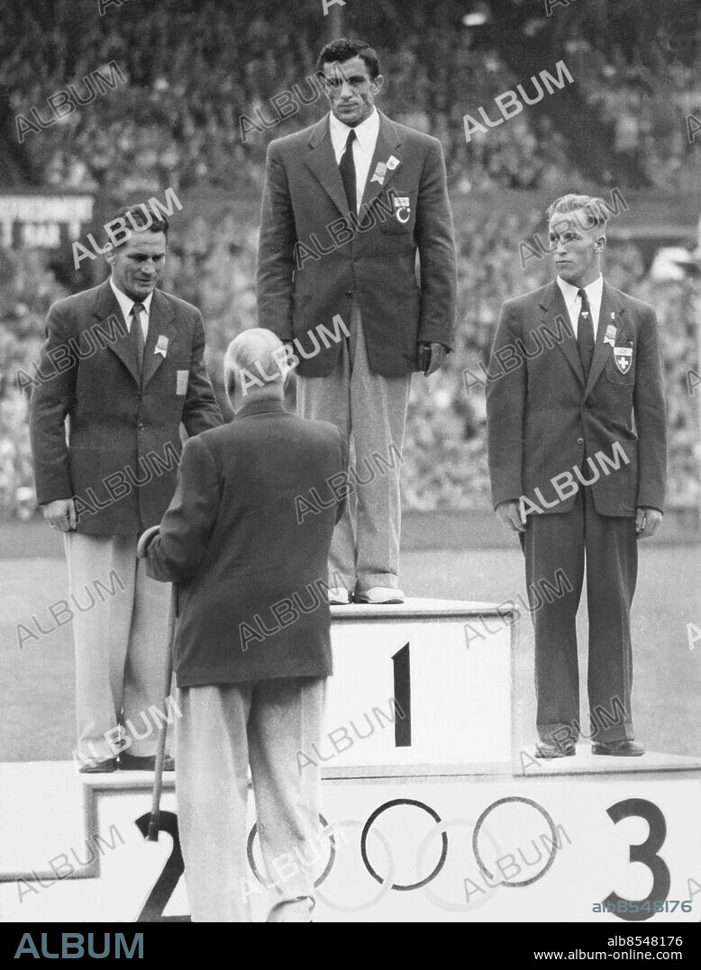 ARKIV 1948 . Svensken Gösta Frändfors blev silvermedaljör i brottning fri stil vid OS i London 1948. Här får han sin medalj av den svenske OS-generalen Sigfrid Edström. Guldmedaljör blev Afik från Turkiet och bronsmedaljör schweizaren Bauman.. Gösta Frändfors from Sweden won a silver medal in wrestling in the olympics in London 1948. Here he gets his medal by the hand of the Swedish OS-general Sigfrid Edström.. Foto: TT / Kod 1900.