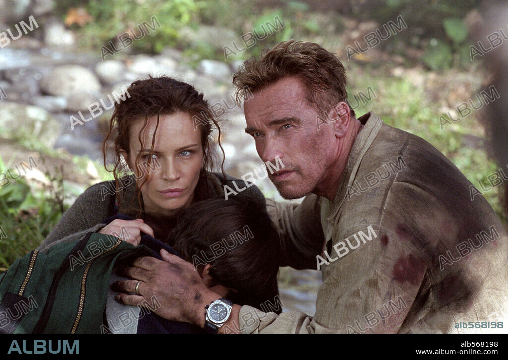 ARNOLD SCHWARZENEGGER and FRANCESCA NERI in COLLATERAL DAMAGE, 2002, directed by ANDREW DAVIS. Copyright WARNER BROS. PICTURES.