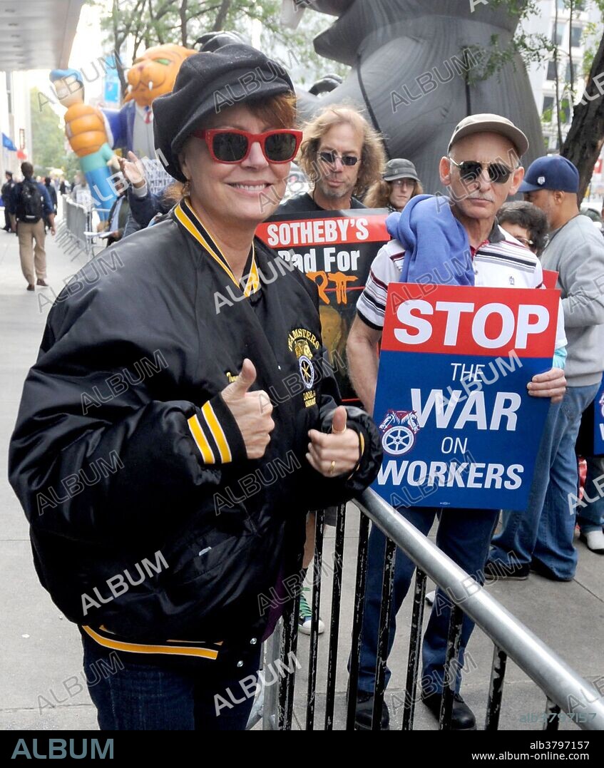 NEW YORK, NY - OCTOBER 18: Susan Sarandon wears a Teamsters jacket at a labor rally where members of the Occupy Wall Street community joined Teamsters in front of the auction house Sotheby's to protest the lockout of union art handlers in New York.. on October 18, 2011 in New York City....People: Susan Sarandon. 20/10/2011