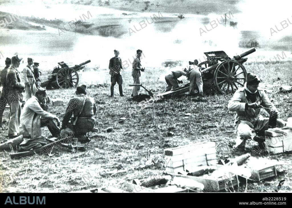 Guerra civil española (1936-1939). Zona nacional. Fuego de artillería en el frente de Málaga.