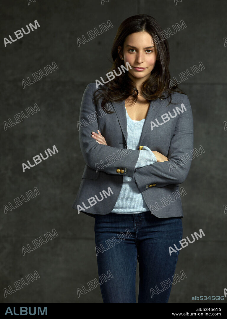 GENESIS RODRIGUEZ en LOS PASAJEROS DEL TIEMPO, 2017 (TIME AFTER TIME), dirigida por ALLISON ANDERS, MARCOS SIEGA y STEVE SHILL. Copyright WARNER BROS. TELEVISION.