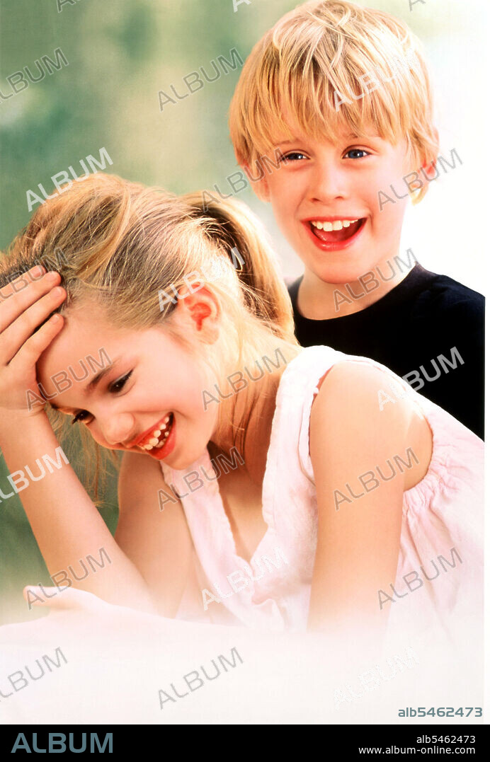 ANNA CHLUMSKY and MACAULAY CULKIN in MY GIRL, 1991, directed by HOWARD ZIEFF. Copyright COLUMBIA PICTURES.