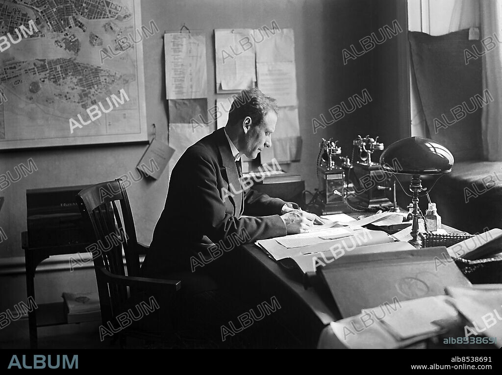 ARKIV 1919 . Troligen medarbetare vid Svenska Telegrambyrån, föregångare till TT, Tidningarnas Telegrambyrå som grundades 1921 och drog igång verksamheten året därpå efter en sammanslagning med konkurrerande Presstelegrambolaget. 1925 blev TT ensam ansvarig för nyhetssändningarna i radio. Med TT skapades en nationell nyhetsbyrå med samtliga abonnenter som ägare.. Foto: TT / Kod 1900.