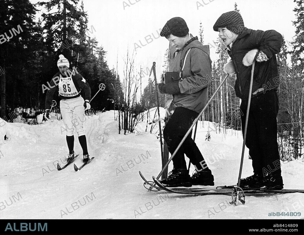 1965-02-28. -Det här blir något för albumet, tänker fotograferande Thomas Husing och plåtar Assar Rönnlund i 15-kilometersspåret, medan Mikael Johansson hejar fram Umelöparen till en överlägsen SM-seger.. Foto: Lasse Olsson / DN / TT / Kod: 45. ** SvD OUT **.