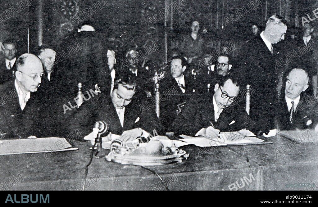 Signing the agreement for the United States of Indonesia at The Hague: Mr H. J. Maarseveen, H.H. Hamid II, Sultan of Pontianak, Mr Hatta, and Dr M.J. Prinsen.