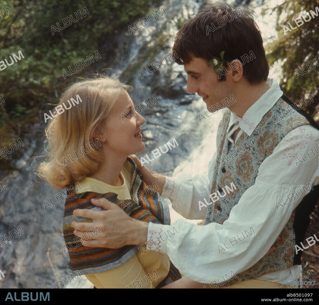 1972.. VÄRMLÄNINGARNA Sorglustigt tal-, sång- och dansspel av F A Dahlgren i regi av Georg Malvius Sänt första gången 1972-06-23 Publ i RiR 27/72 omslag Folkdräkter Profiler Västar persons: KARIN JOHANSSON;ESBJÖRN JAKOBSSON sites: SVERIGE.