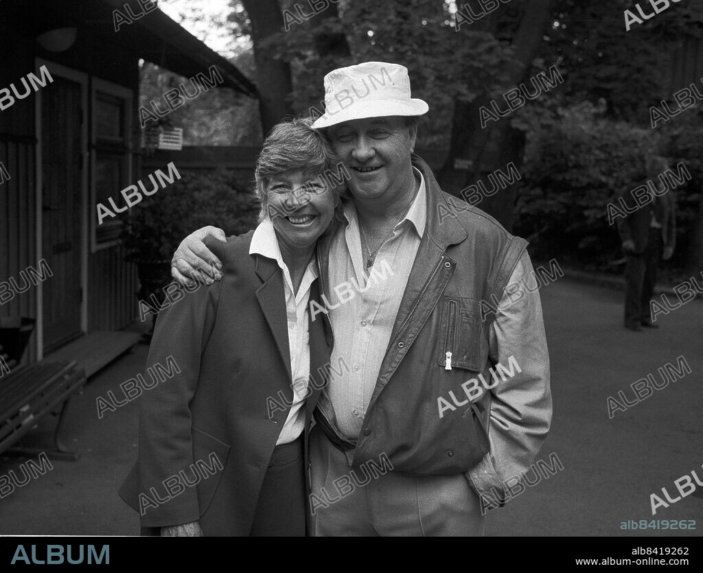 Stockholm 19840724 - Sångerskan Alice Babs och musikern Arne Domnérus inför en sommarkonsert på Skansen i Stockholm 1984. Möte efter många år med Arne Domnérus.. Foto: Torbjörn Andersson / XP / SCANPIX / Kod 4. ** AFTONBLADET OUT **.
