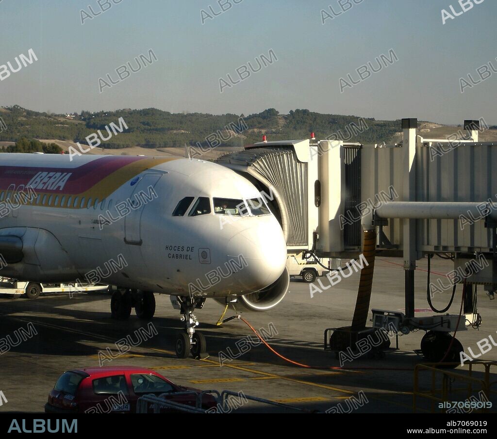 FINGER O PASILLO DE EMBARQUE ADOSADO AL AVION.
