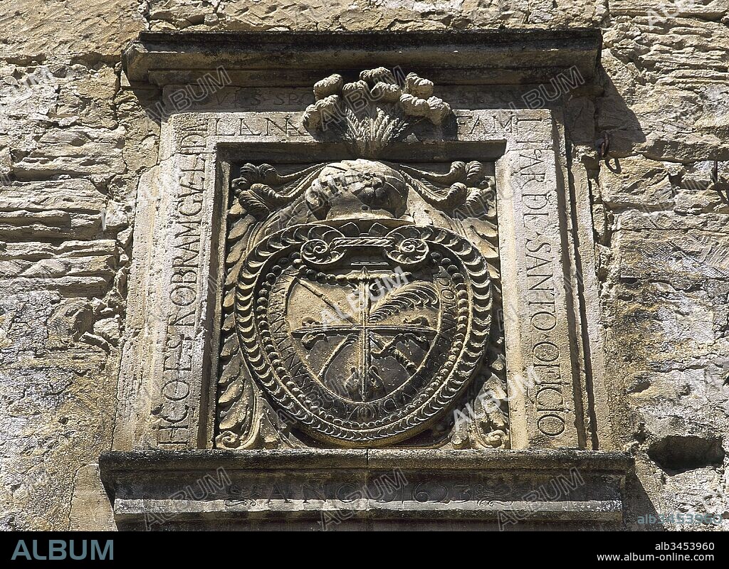 Detalle del blasón en la Casa de la Inquisición existente en la calle Franca, con la inscripción "Hizo esta obra Miguel de Lesna, familiar del Santo Oficio, 1623". Eran casas del siglo XVII cuya historia se relaciona con el Santo Oficio, familiares del mismo que colaboraban a cambio de algún beneficio. Priego. Provincia de Cuenca. Castilla-La Mancha. España.
