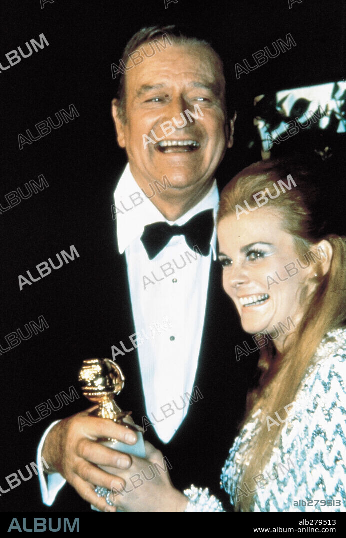 ANN-MARGRET y JOHN WAYNE. 42ª Edición de los Premios Oscar (1970). John Wayne premiado como mejor actor por "Valor de ley". Le acompaña la actriz Ann-Margret. 1970
