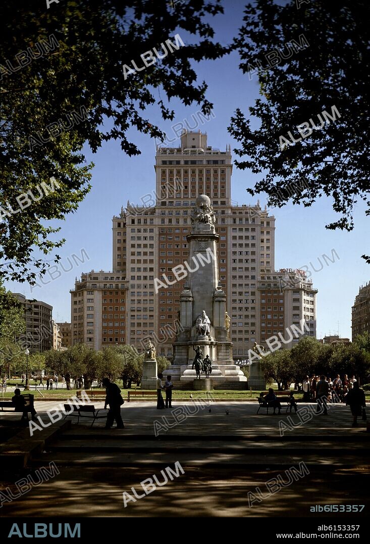 LORENZO COULLAUT VALERA. MONUMENTO A CERVANTES SITUADO EN PLAZA DE ESPAÑA DESDE 1960 AUNQUE SE COMENZO EN 1928 AL FONDO SE SITUA EL EDIFICIO ESPAÑA CONSTRUIDO EN 1947.